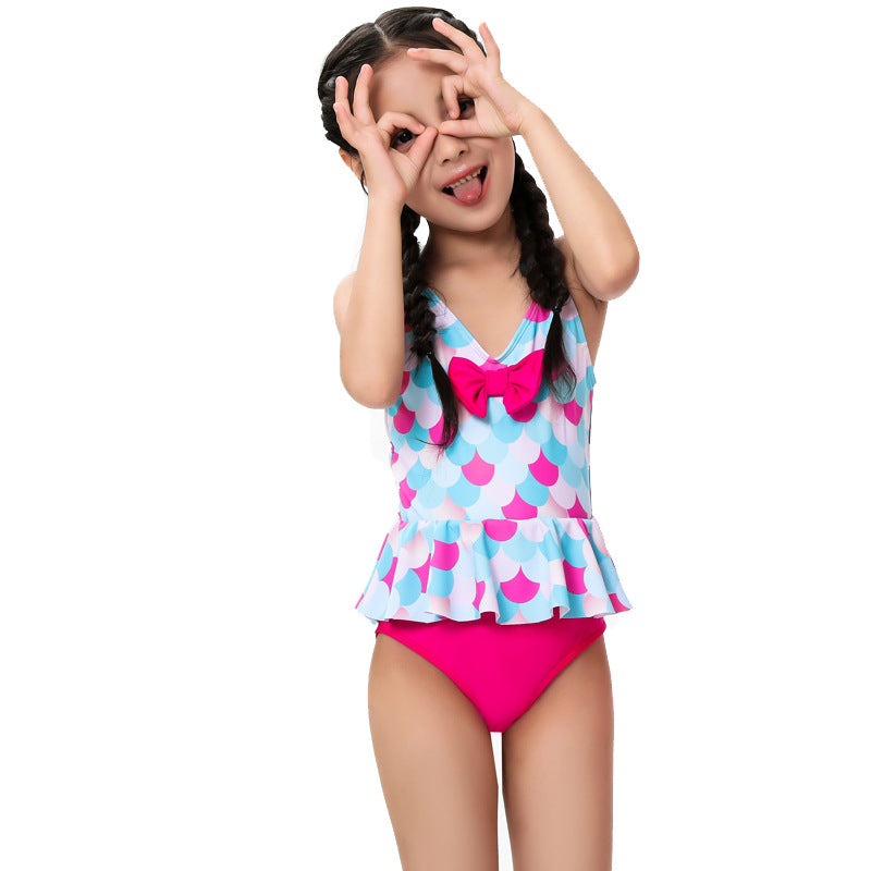 Costume intero bambina con volant e fiocco – Fantasia a squame rosa e azzurro