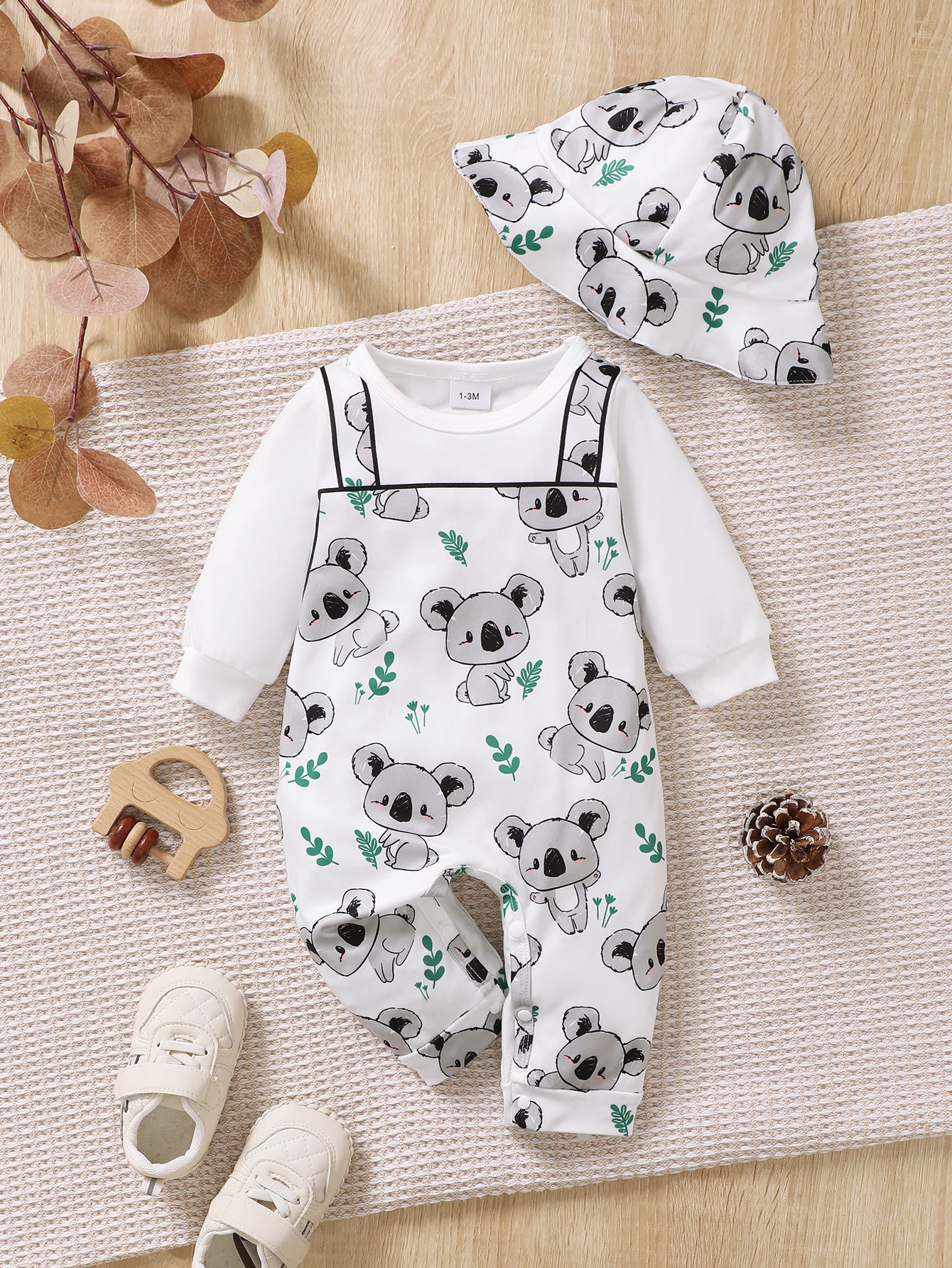 Salopette con Koala + Maglia Bianca + Cappellino Coordinato