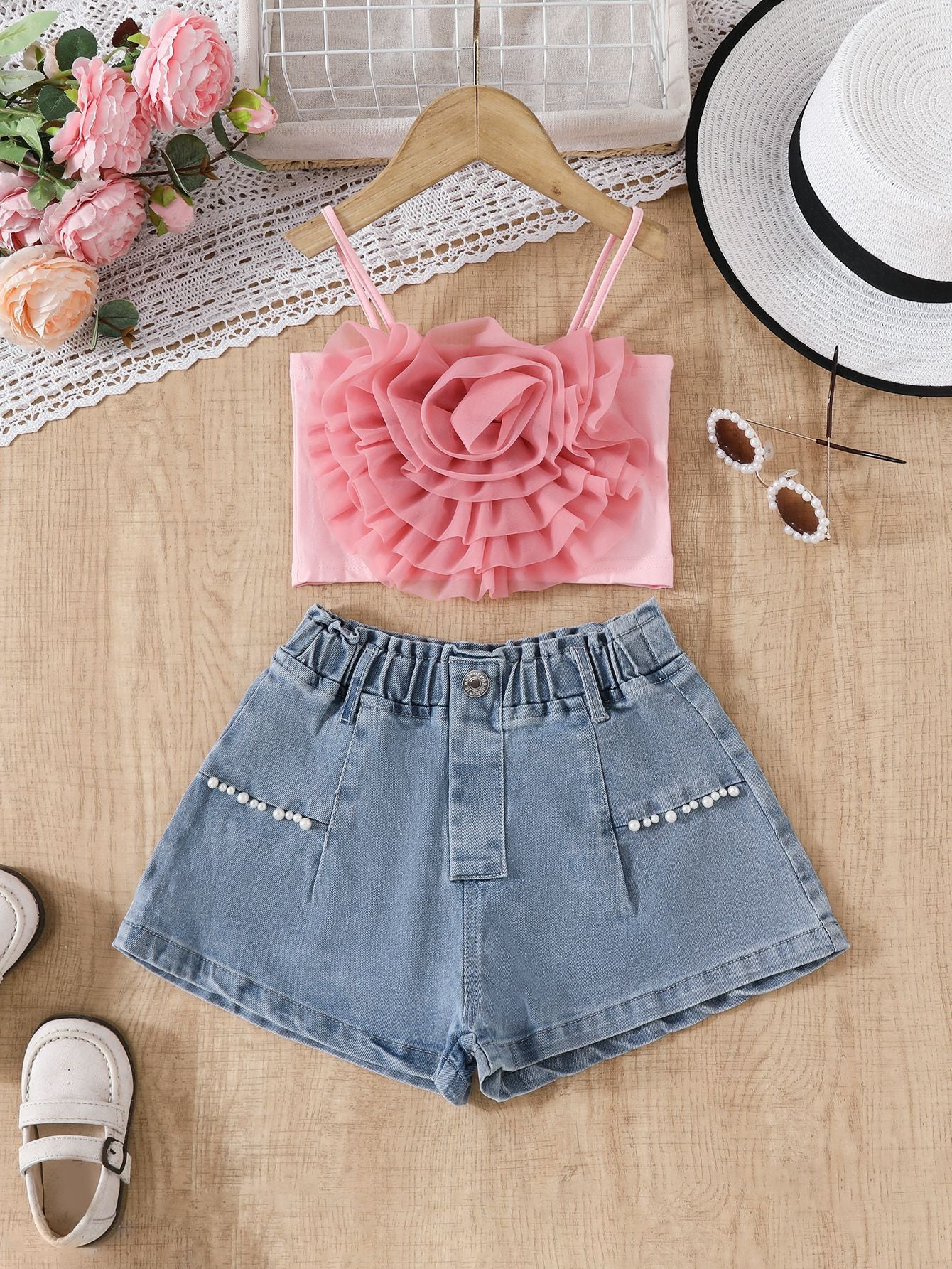 Top Rosa con Balze a Fiore e Shorts in Denim con Perline