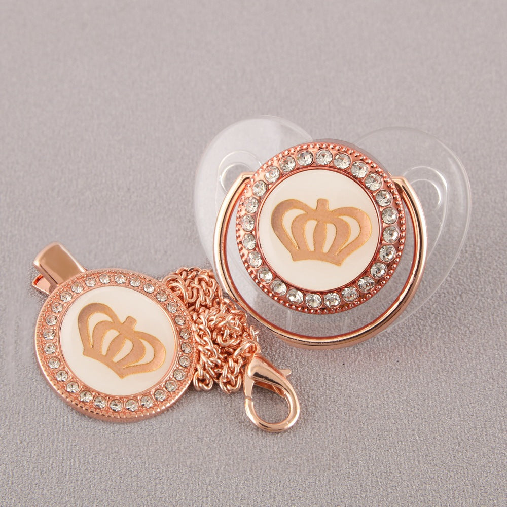 Set Ciuccio con Catenella e Copri-Polvere – Decorato con Corona e Cristalli (6-12 mesi)