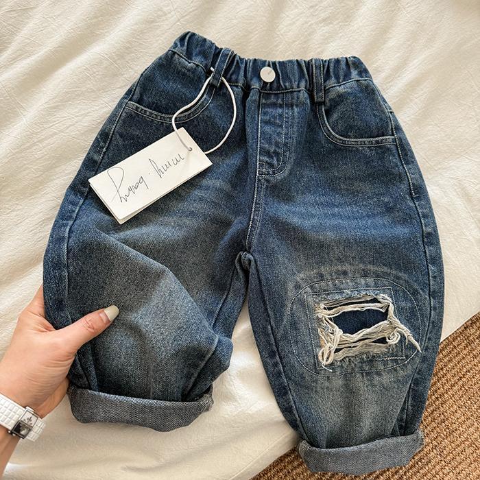 Jeans bambino in denim con strappo e tasca ricamata