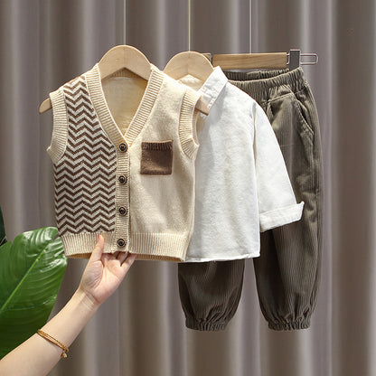 Completo bambino con gilet lavorato a maglia, camicia e pantaloni in velluto a coste