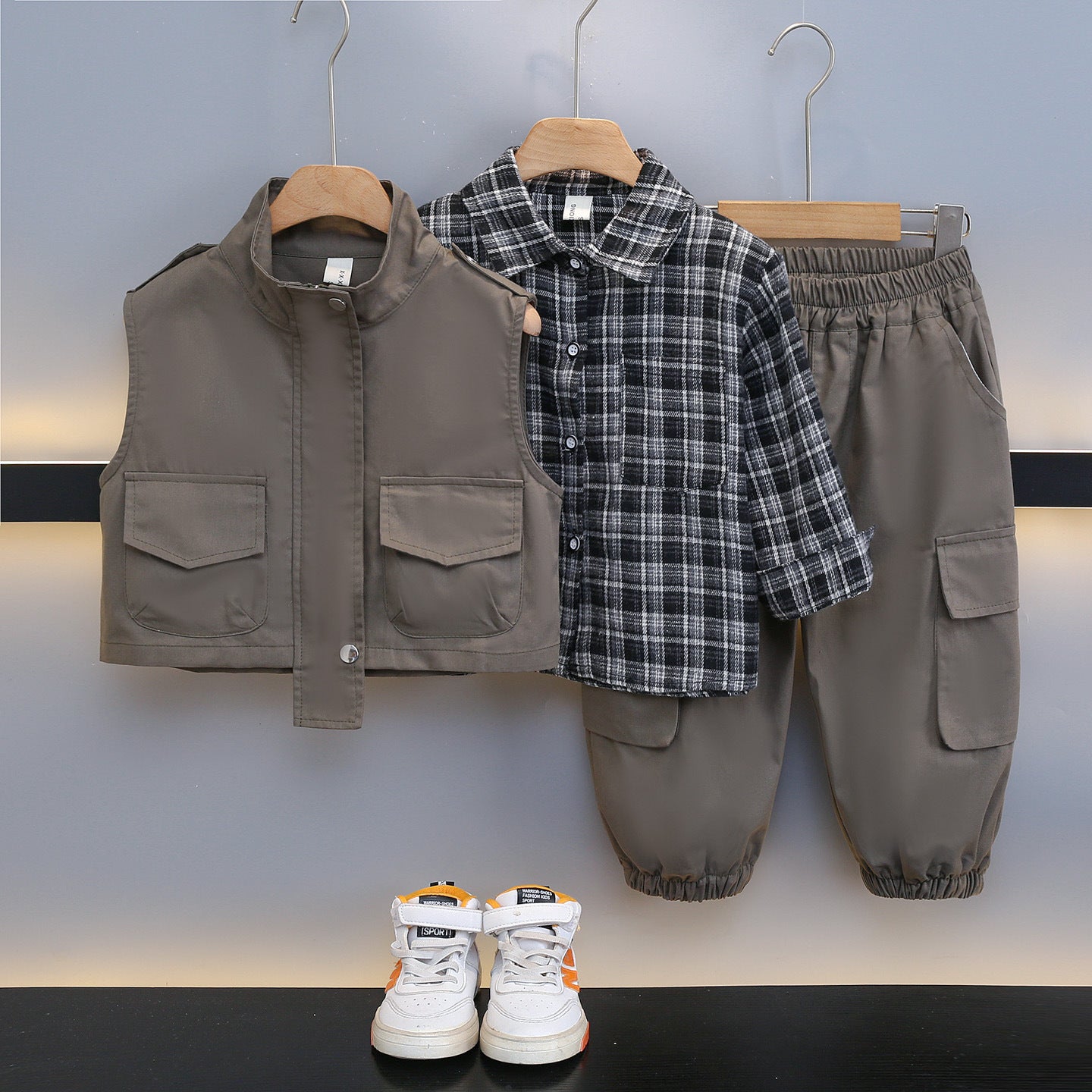 Set 3 pezzi bambino con gilet, camicia a quadri e pantaloni cargo