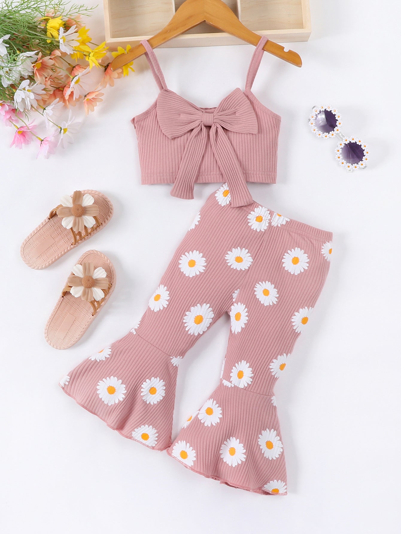 Completo estivo bambina con top a fiocco e pantaloni a zampa – Fantasia margherite