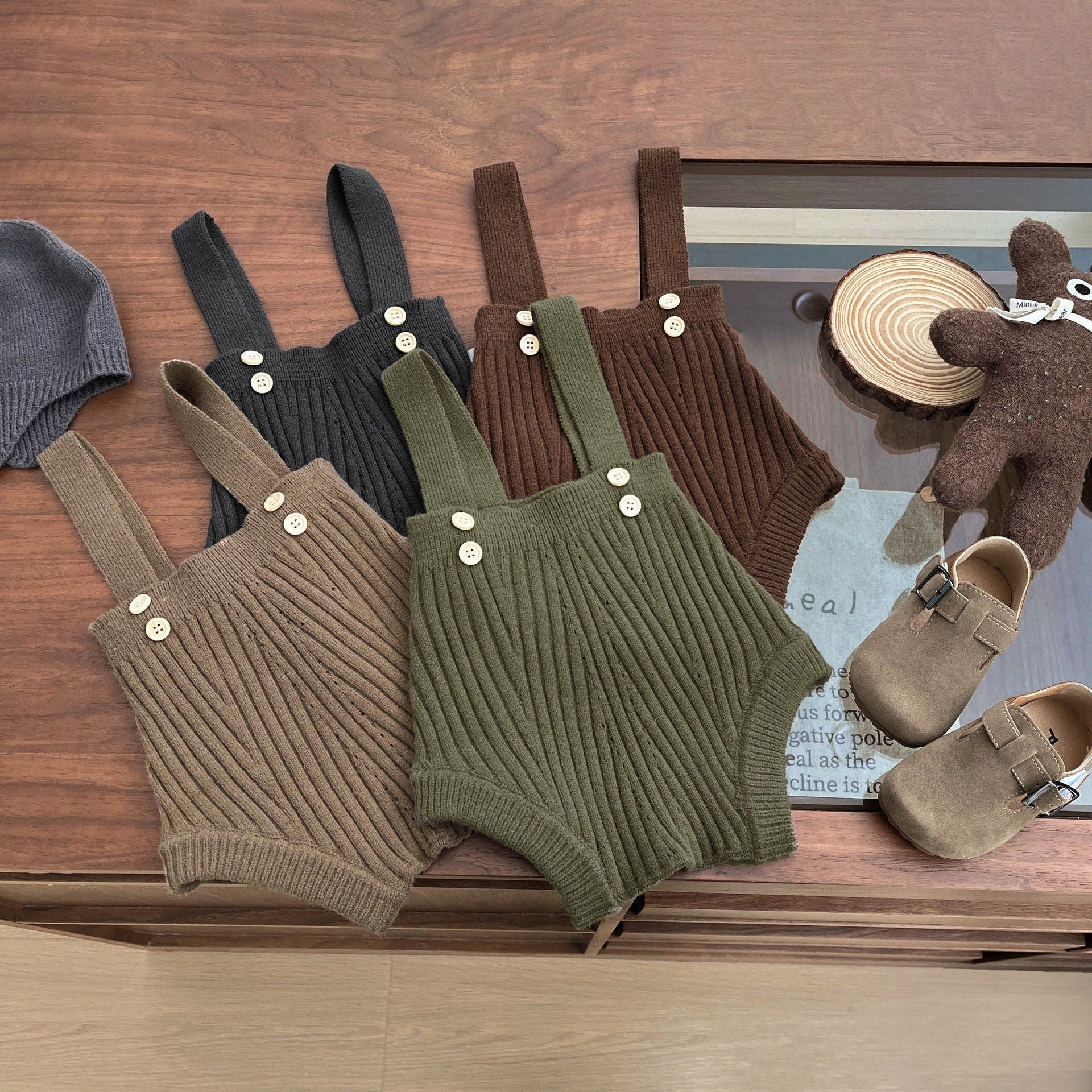 Salopette Neutra in maglia con bretelline e bottoni – vari colori