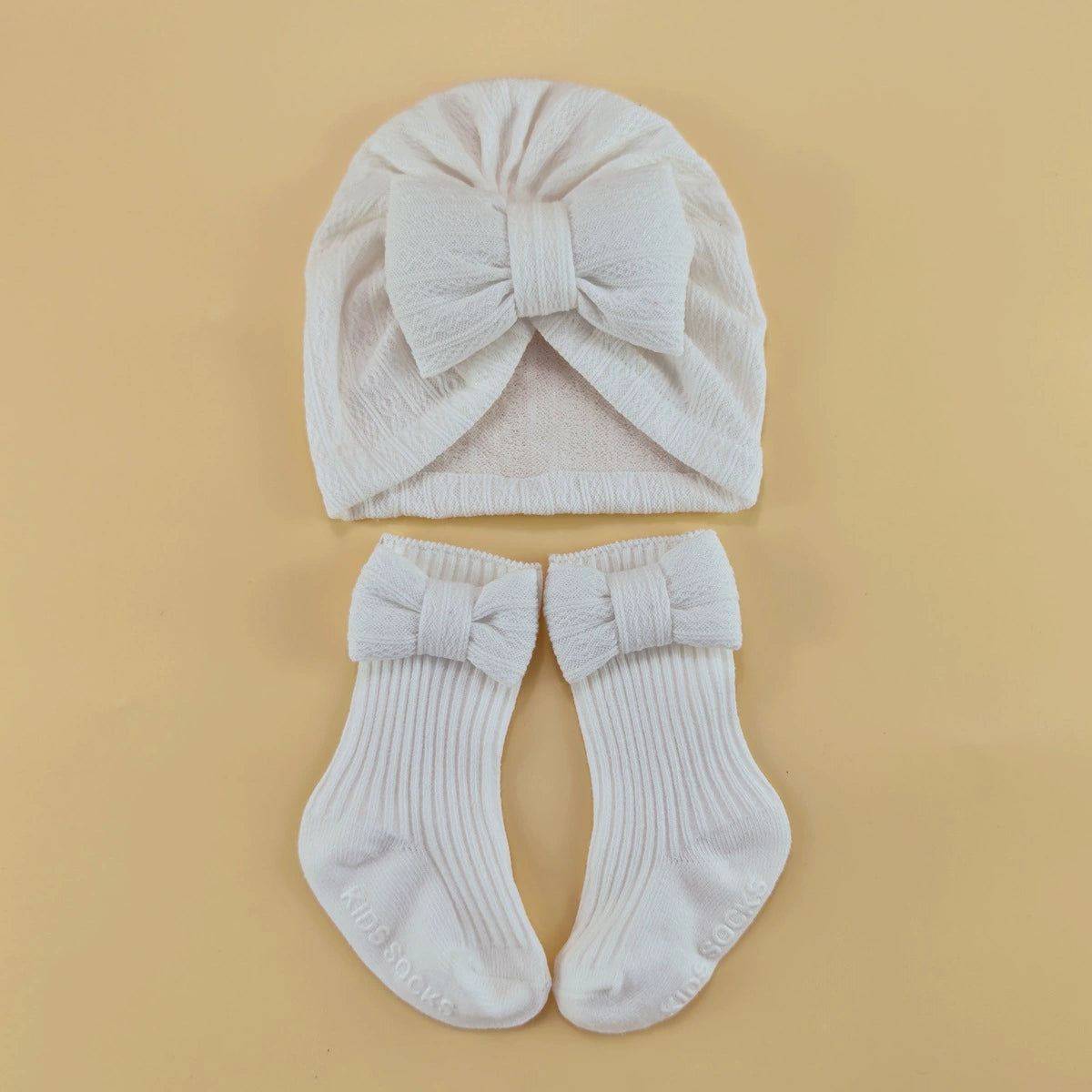 Set Cappellino + Calzini Maxi Fiocco (0-6 mesi)