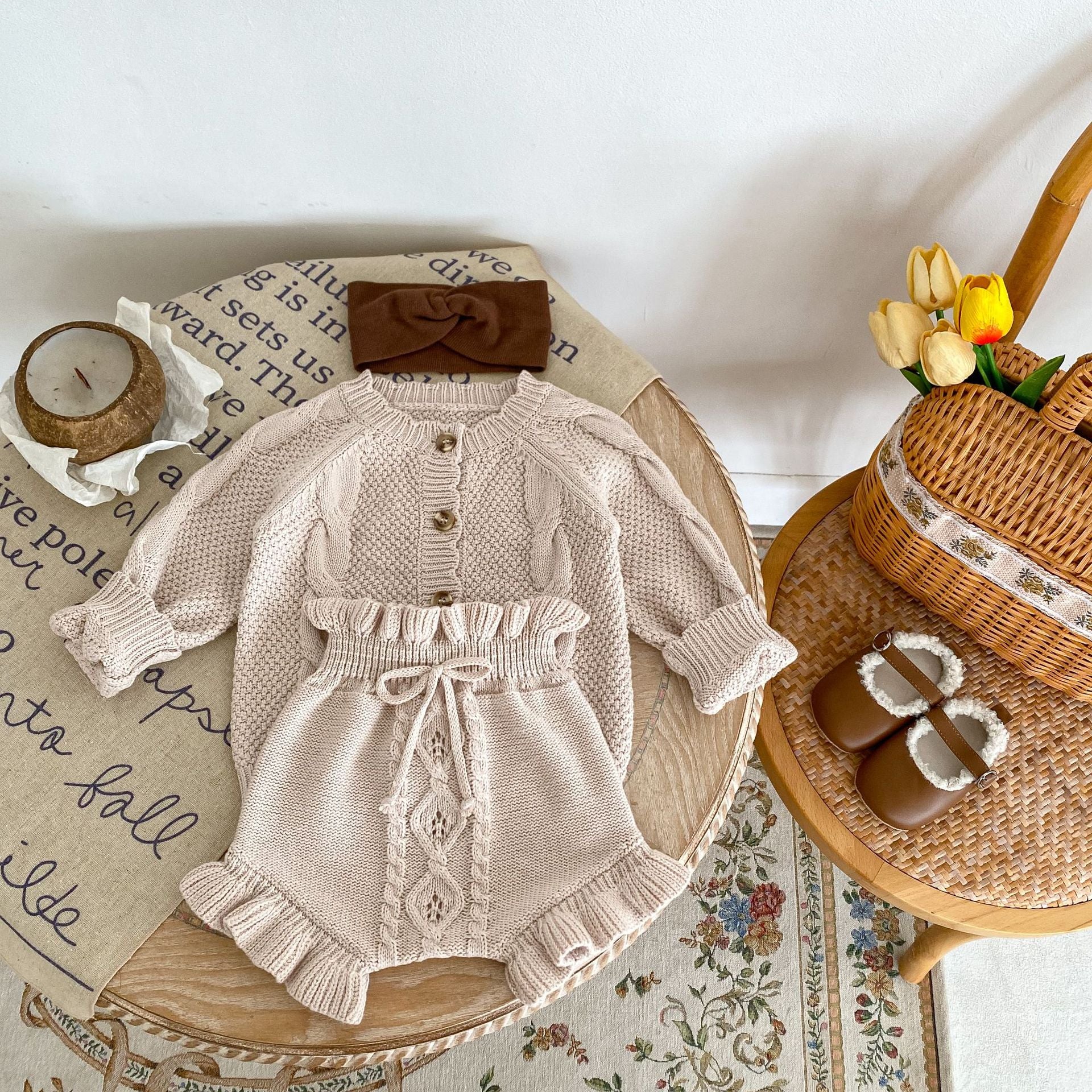 Completo Maglia Lavorata 2 Pezzi per Bambina – Cardigan e Shorts con Volant