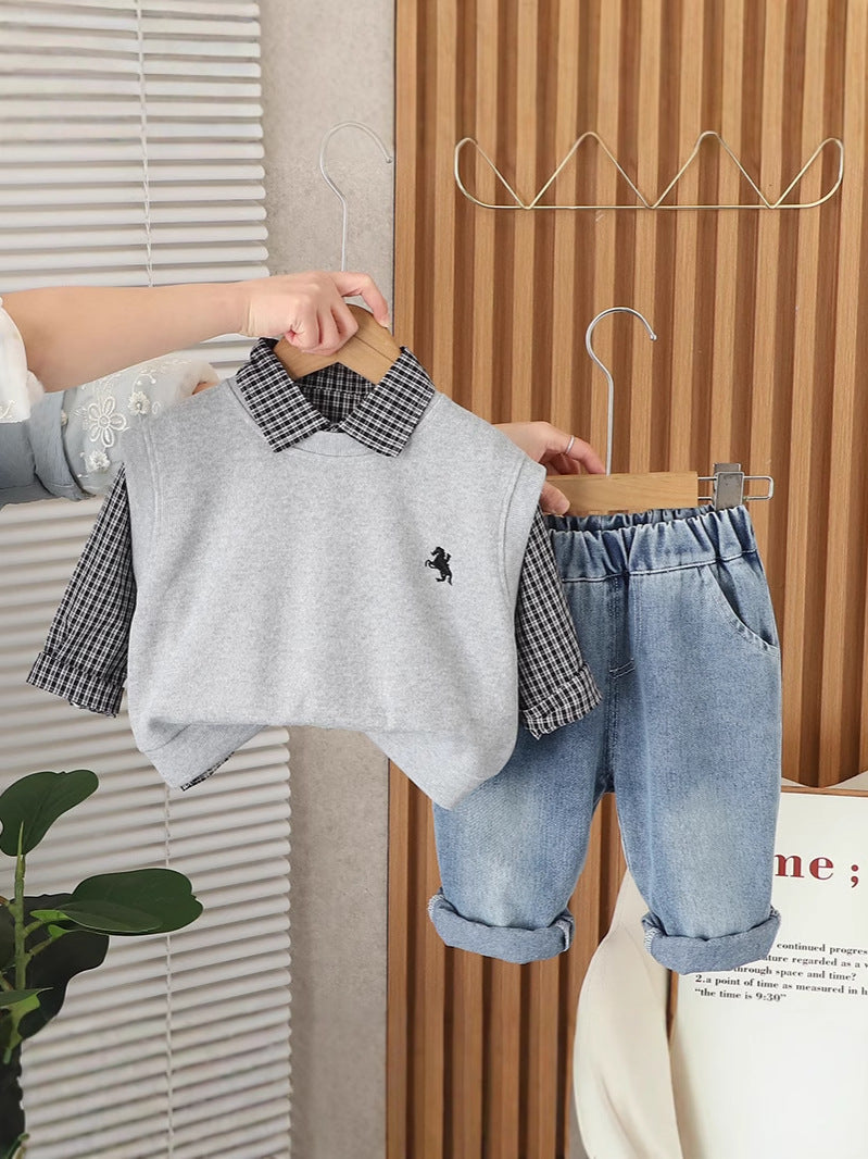 Completo Bambino Elegante: Camicia a Quadri con Gilet e Jeans Chiari