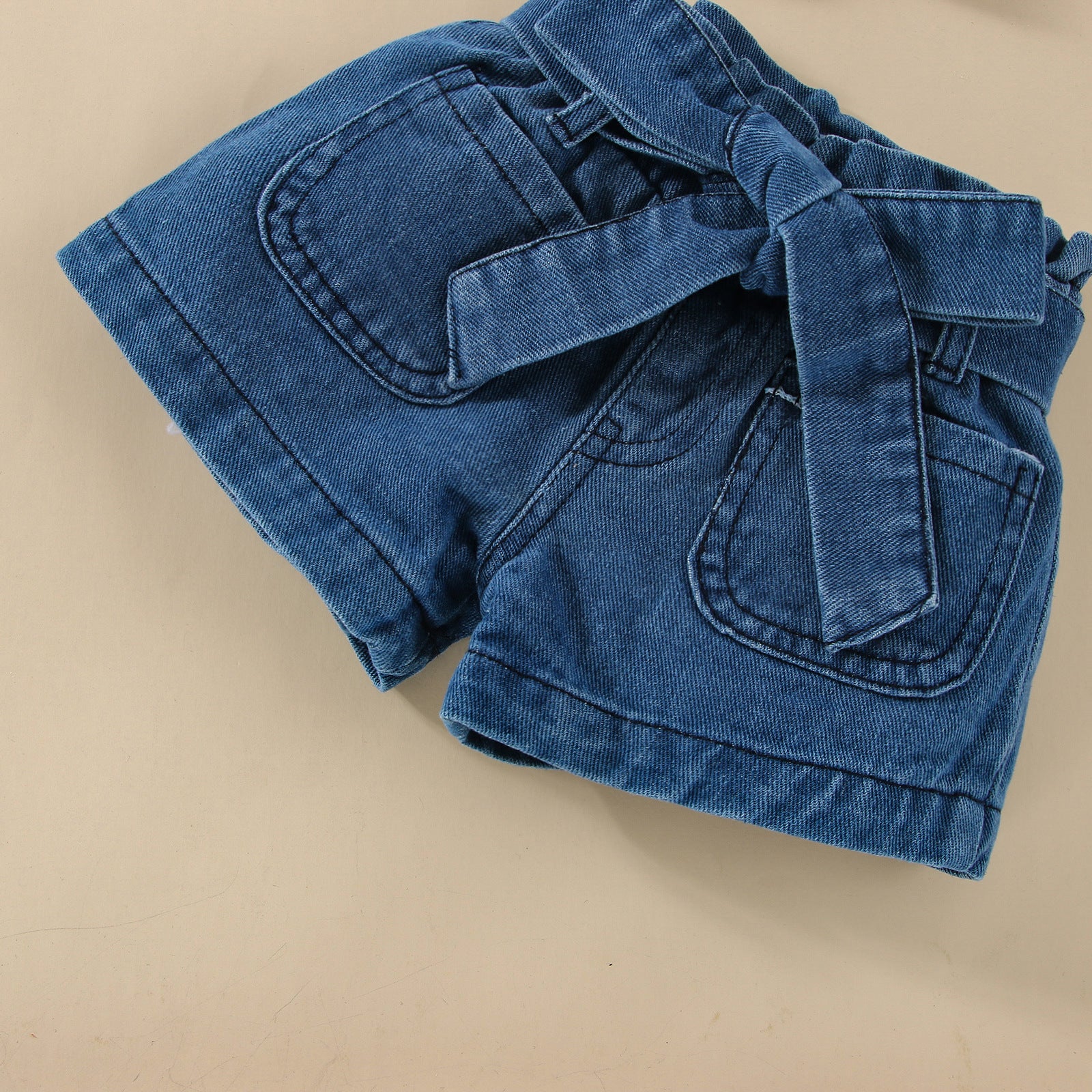 Completo estivo bambina con top in pizzo e shorts in denim