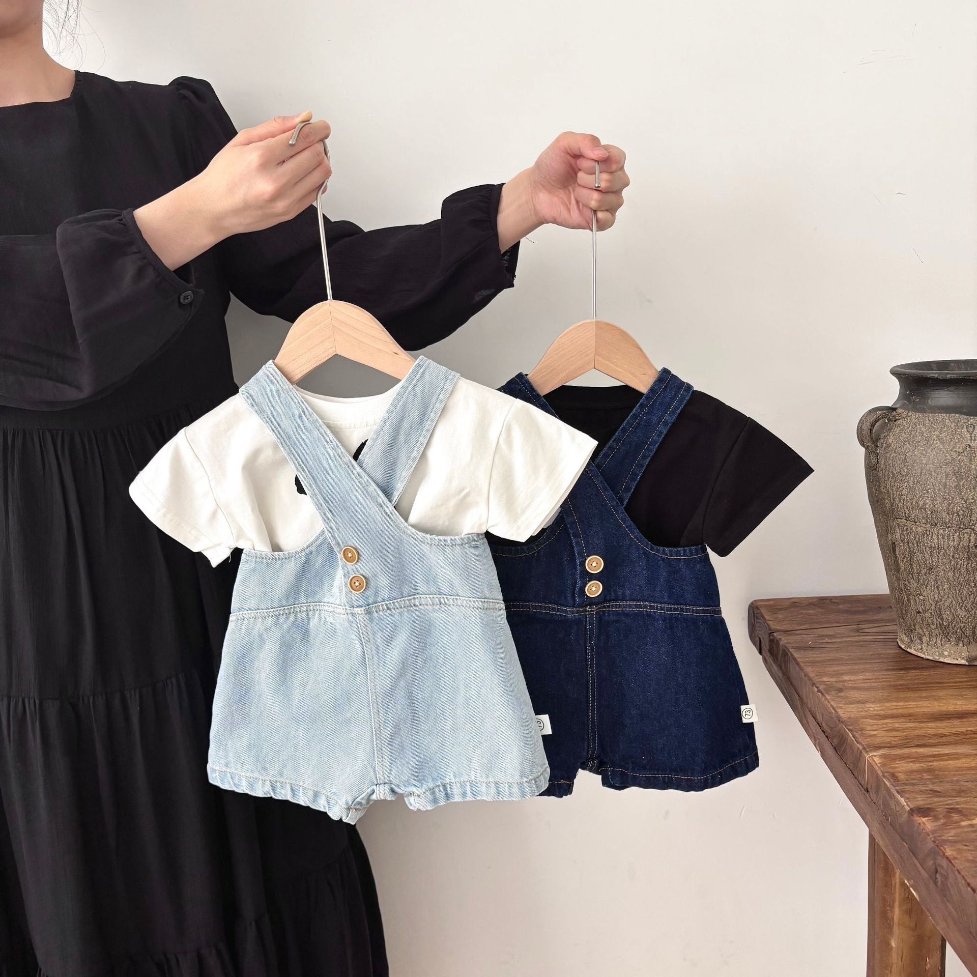 Completo Baby con Salopette in Denim e maglia bianca