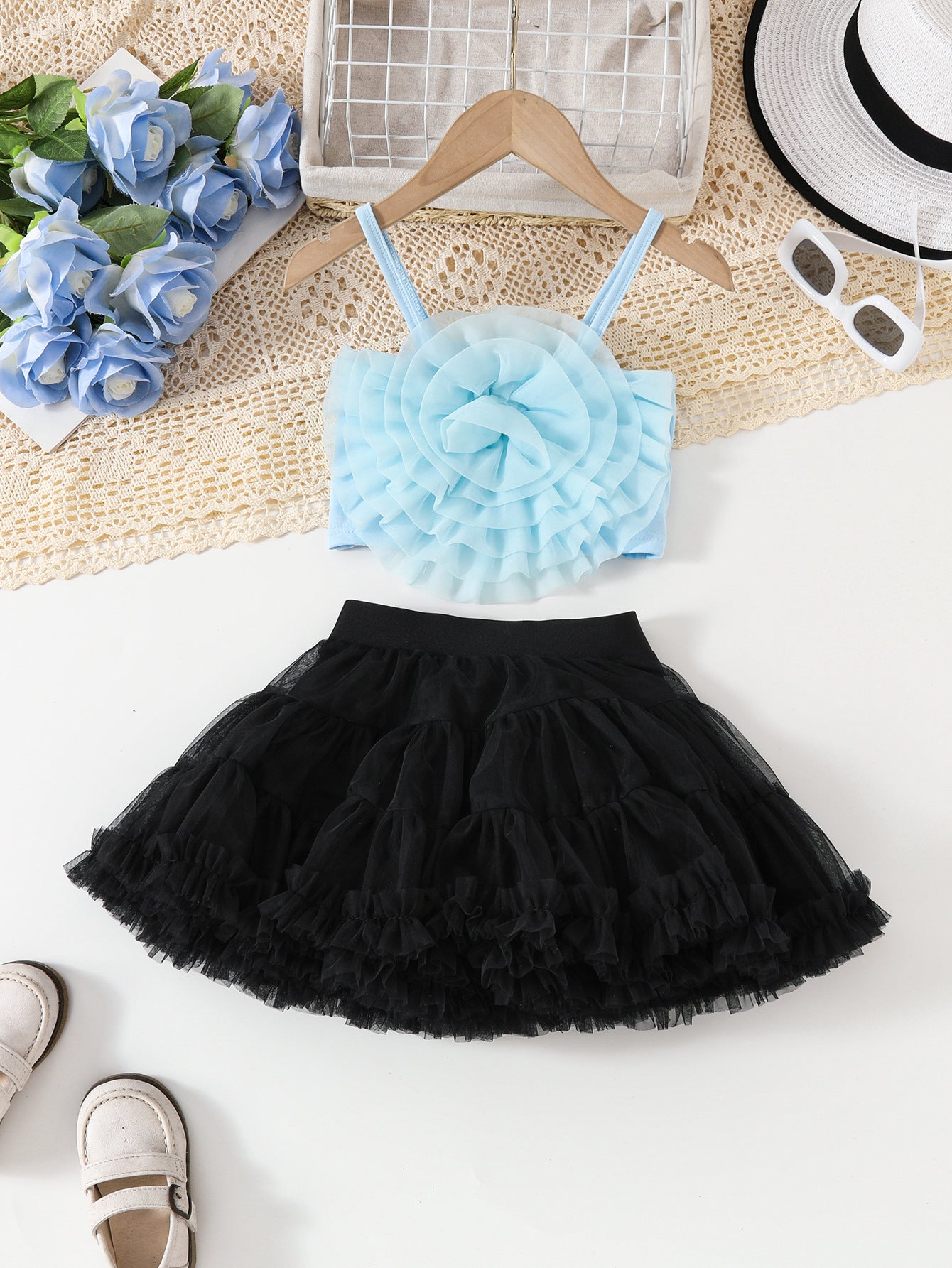 Completo elegante bambina con top celeste a fiore e gonnellina in tulle nero
