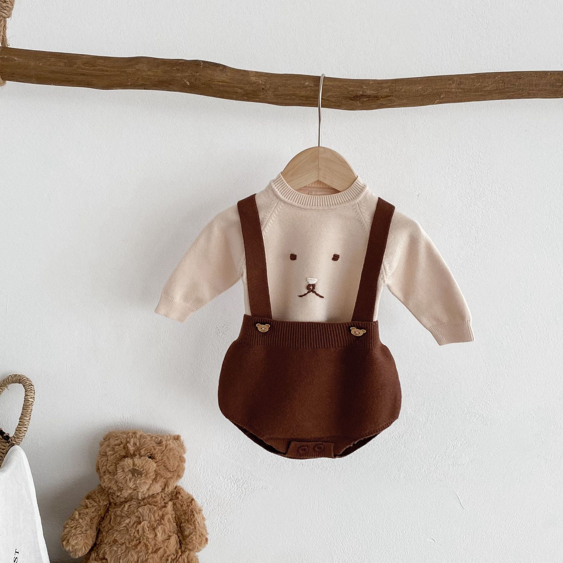 Completo bimbo in maglia con orsetto e salopette