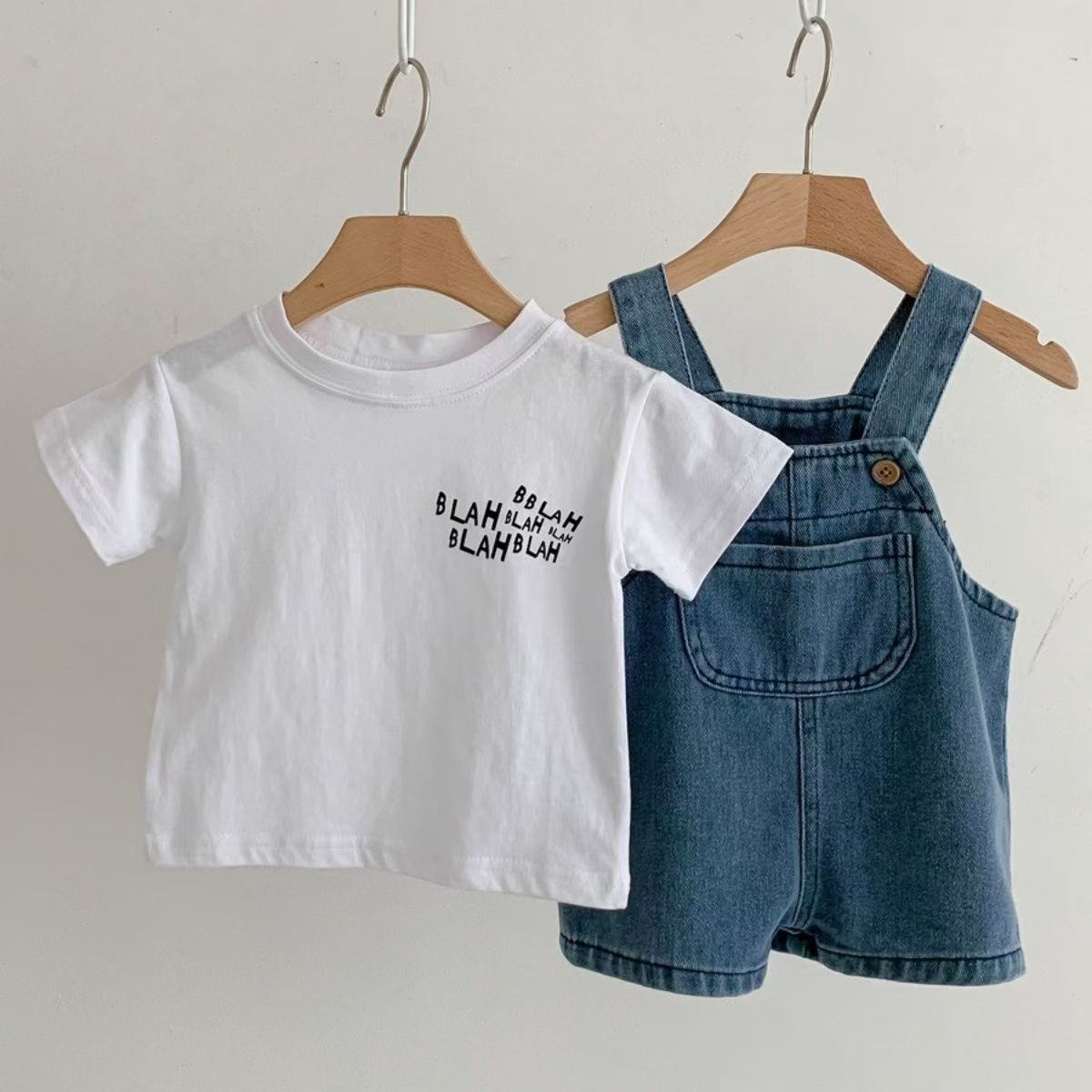 Completo Bimbo Estivo  T-shirt “Blah Blah” e Salopette in Jeans