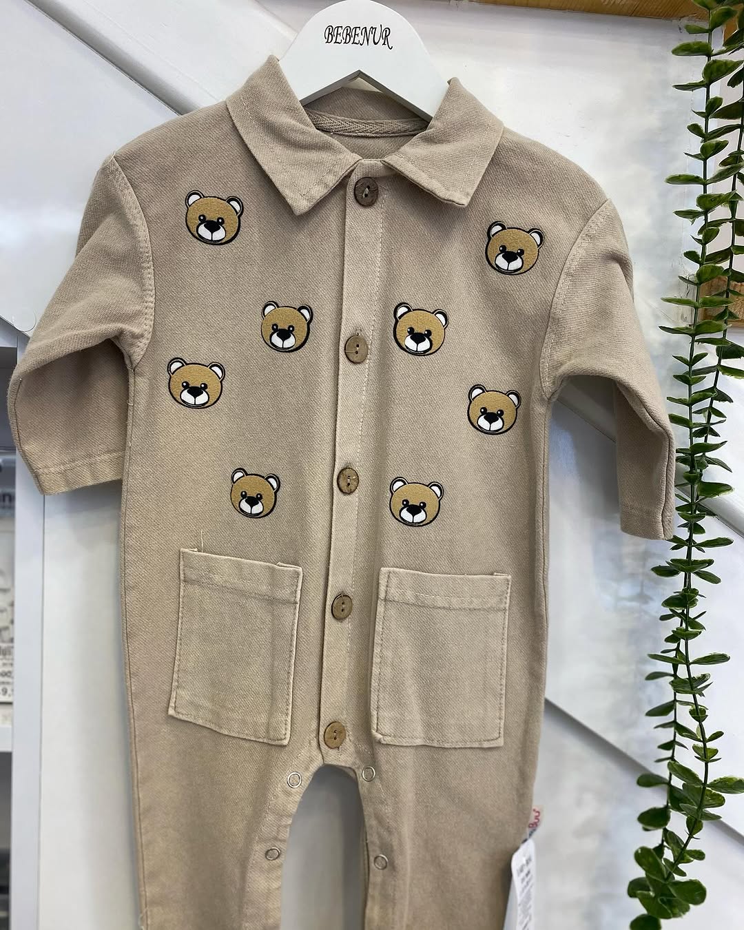 Tutina Bimbo/ Maschietto con Orsetti Ricamati – Comfort e Stile per i Primi Passi