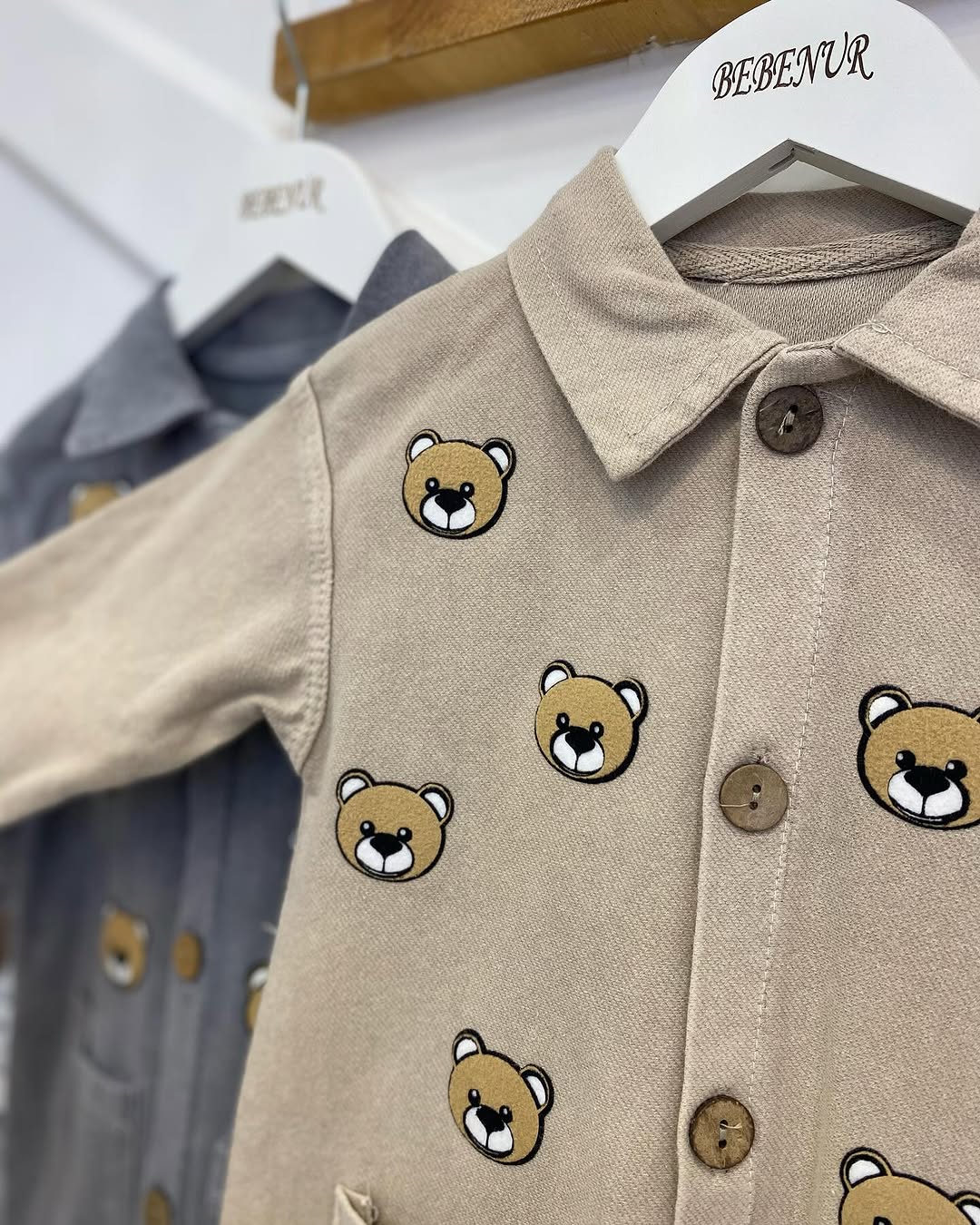 Tutina Bimbo/ Maschietto con Orsetti Ricamati – Comfort e Stile per i Primi Passi