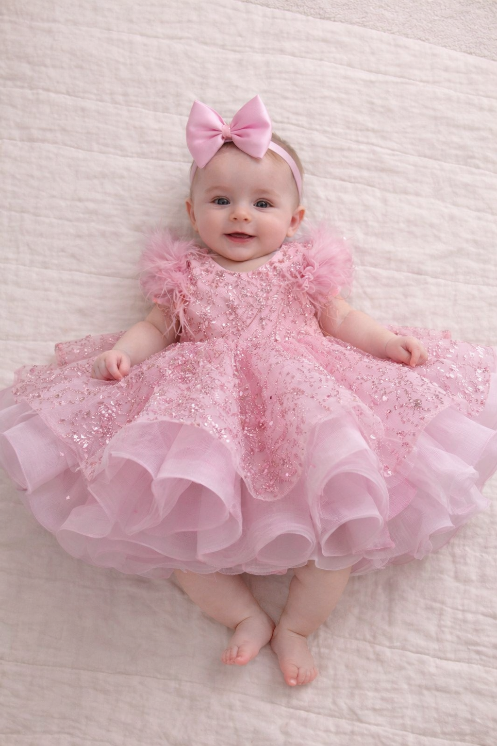 Vestito cerimonia elegante bambina con piume e ricami glitter