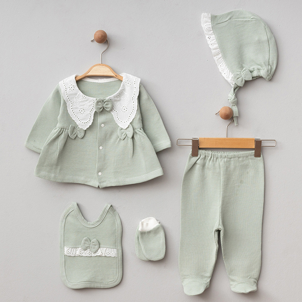 Set Neonato 5 Pezzi Beige con Colletto Ricamato – Eleganza e Comfort