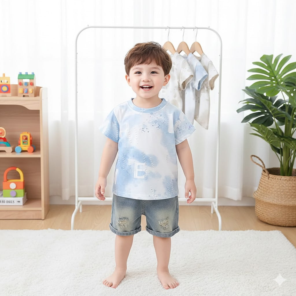 Completo Estivo Bimbo – T-shirt Celeste Astratta e Shorts in Denim